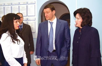 Директор МАУ &laquo;МФЦ Городецкого района&raquo; Ю.С. Кутлаева, Р.В. Антонов и О.Н. Жесткова