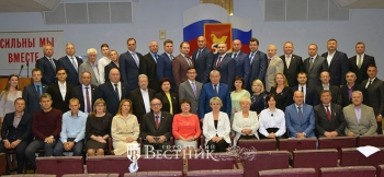 Депутаты впервые избранного Совета, глава местного самоуправления Городецкого района А.Ю. Мудров, депутат ЗС НО А.А. Тимофеев, руководители структурных подразделений районной администрации и представители общественности