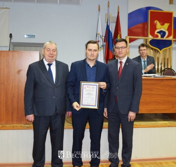 Награду П.Д. Рябинину вручают председатель Земского собрания Городецкого округа Н.Ф. Поляков и глава местного самоуправления Городецкого округа А.Ю. Мудров