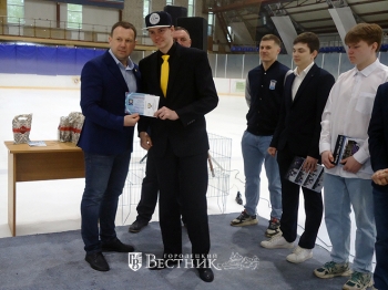 С.Н. Самсонов вручает свидетельство об окончании СШ &laquo;Мотор&raquo; игроку команды &laquo;Мотор-2006&raquo; Ивану Болтенкову