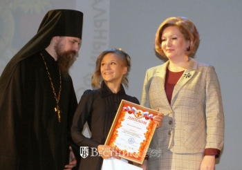 Награду получает Д. Маслова