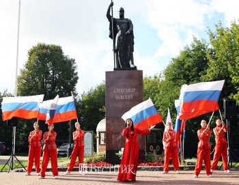 Наталья Ларго и участники танцевального коллектива ДЦ &laquo;Метеор&raquo;