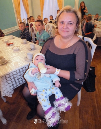 Елена Макарова, многодетная мама четверых детей, с младшим сынишкой Егором