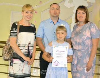 Д. Кутузова  с учителем Е.Д. Клепиковой (слева) и родителями