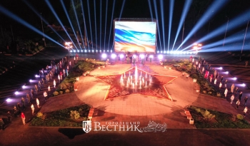 Нижегородские волонтеры, полицейские и врачи спели гимн РФ в преддверии празднования Дня России