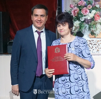 И.Н. Храмов награждает Н.Г. Ванину