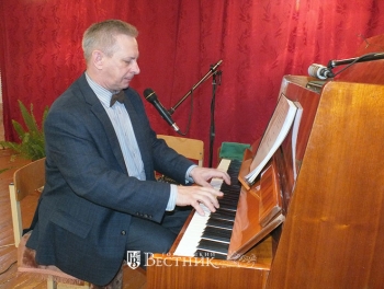 Клубу подарили пианино