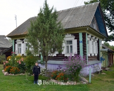 Представитель младшего поколения семьи Артём у дома прадедов