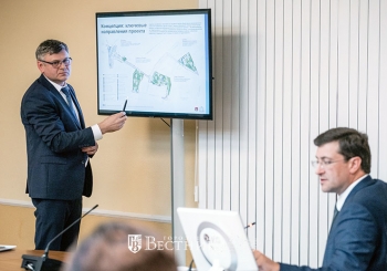 Глава администрации Городецкого района В.В. Беспалов представляет проект г. Городца на заседании комиссии