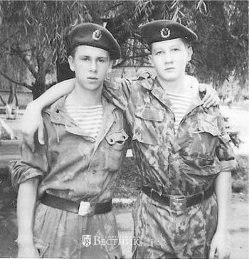 В учебной части (Е.В. Бугров - слева)