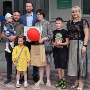 В.А. Цыганов и Т.В. Сметанина вручили сертификат семье Камаловых