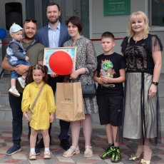 В.А. Цыганов и Т.В. Сметанина вручили сертификат семье Камаловых