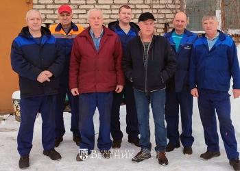 Дневная смена участка № 5, В.М. Жарков – третий справа