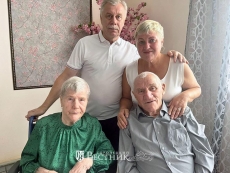 Супруги Финагины с сыном Сергеем и дочерью Мариной, август 2024 года