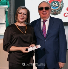 В.В. Сипкин вручает нагрудный знак  «Заслуженный работник Всероссийского общества слепых» ведущему менеджеру предприятия Т.В. Храмовой