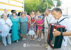 По главной улице с баяном