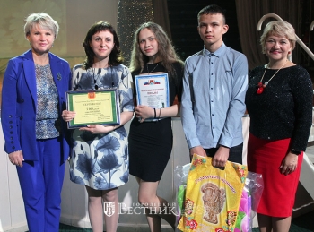 Т.В. Смирнова, зам. главы администрации района, и Е.П. Носкова, глава МСУ г. Заволжья, награждают семью Грачёвых