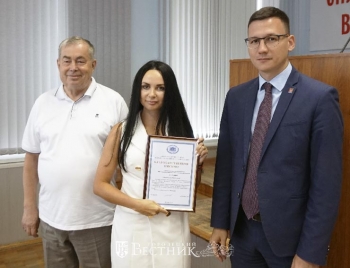 Н.Ф. Поляков и А.Ю. Мудров награждают Ю.В. Лапину