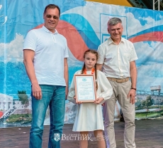 Депутаты ЗС НО В.В. Беспалов и А.А. Тимофеев награждают Ладу Жохову 