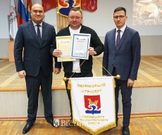 С.А. Искендеров и А.Ю. Мудров вручили переходящий штандарт Городецкого округа директору ТНВ «Мир» Ященко А.В. и компания» И.А. Ященко