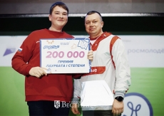 Председатель правления «Движения первых» А.В. Орлов награждает Евгения Богдашова