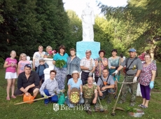 У памятника погибшим воинам