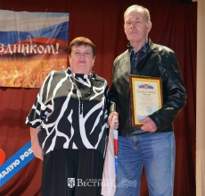 В.К. Виноградов получает награду от начальника теротдела «Кумохинский» Е.Г. Зиминой