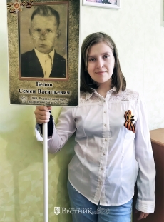 Дарья Федулина с портретом прадеда &ndash; С.В. Белова