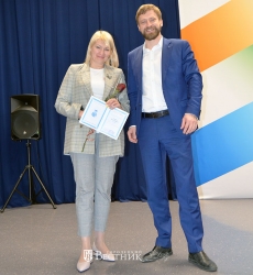 Р.Г. Горевой награждает Н.В. Голубеву