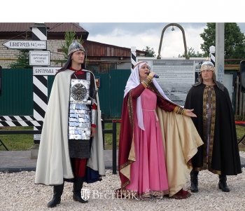 Артисты самодеятельного театра «Душа» на церемонии открытия верстового столба