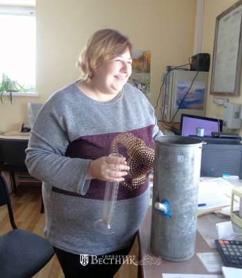 О.Е. Чернова измеряет уровень осадков