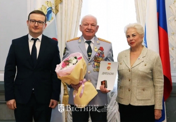 И.О. Седых и Л.Н. Буркова награждают А.Ф. Рыбакова