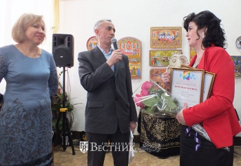 И.В. Сафронова и В.Н. Величко вручают подарки И.В. Голубевой