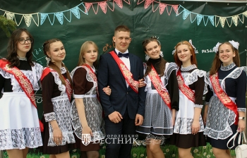 Звенит районный последний звонок