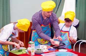 Приготовим маме обед&hellip; В роли повара &ndash; Олег Хачатуров