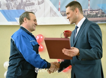 Почётной грамотой Министерства промышленности и торговли РФ награждается наладчик механосборочного цеха Н.К. Лохов. Награду вручает ген. директор ПАО «ЗМЗ» М.С. Соловьёв