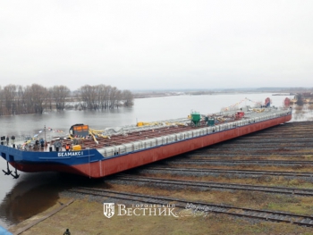 Нефтеналивную баржу спустили на воду в Навашине на &laquo;Окской судоверфи&raquo;