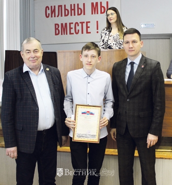 Н.Ф. Поляков и А.Ю. Мудров награждают Арсения Вечканова