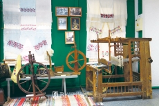 «Крестики пунцовые по холсту»