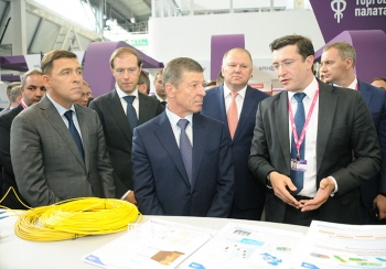 Глеб Никитин представил модель управляемого силой мысли нейромобиля Дмитрию Козаку