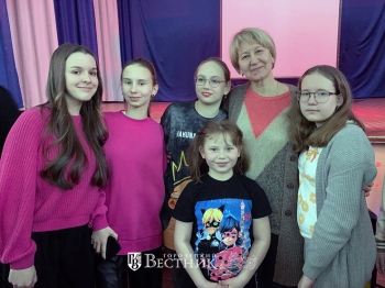 М.Ю. Суркова с участниками смены