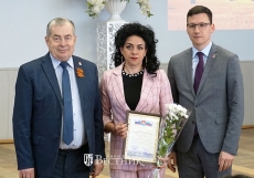 Н.Ф. Поляков и А.Ю. Мудров награждают Н.А. Туманину