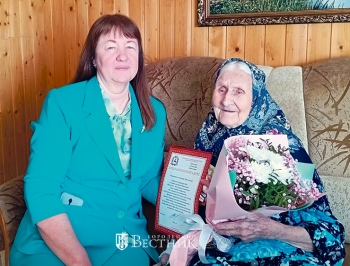 Н.А. Ястребова поздравляет А.Л. Горохову