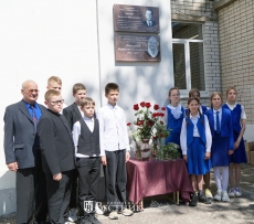Учащиеся православной гимназии и Ю.С. Доколин на открытии мемориальных досок