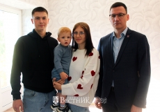 А.Ю. Мудров с обладателями новой жилплощади