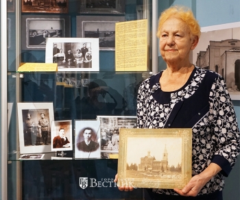 Л.В. Пескова с фотографией Лопатинского монастыря