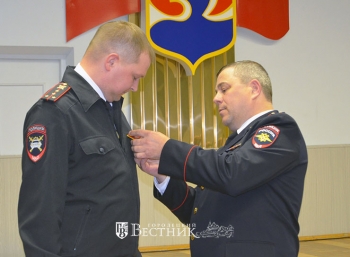 А.Л. Соколов вручает награду Д.В. Черкасову