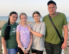 Михаил Дёмкин с женой и дочками