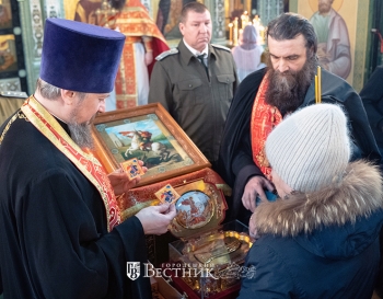 Приложиться к святым мощам