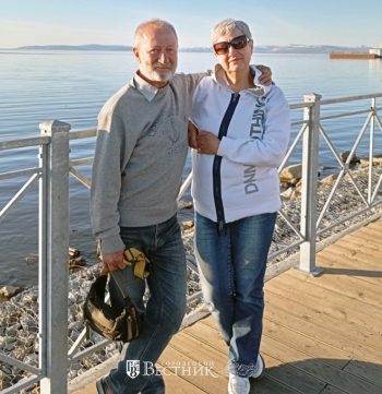 Сергей и Ольга Ветелевы на набережной Певека